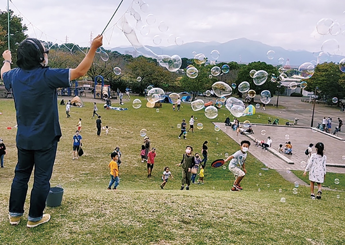 シャボン玉おじさん現る  寒川  タウンニュース