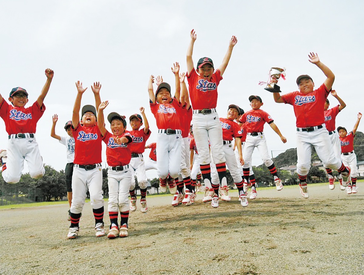 優勝を喜ぶ寒川フレッシュスターズのメンバー