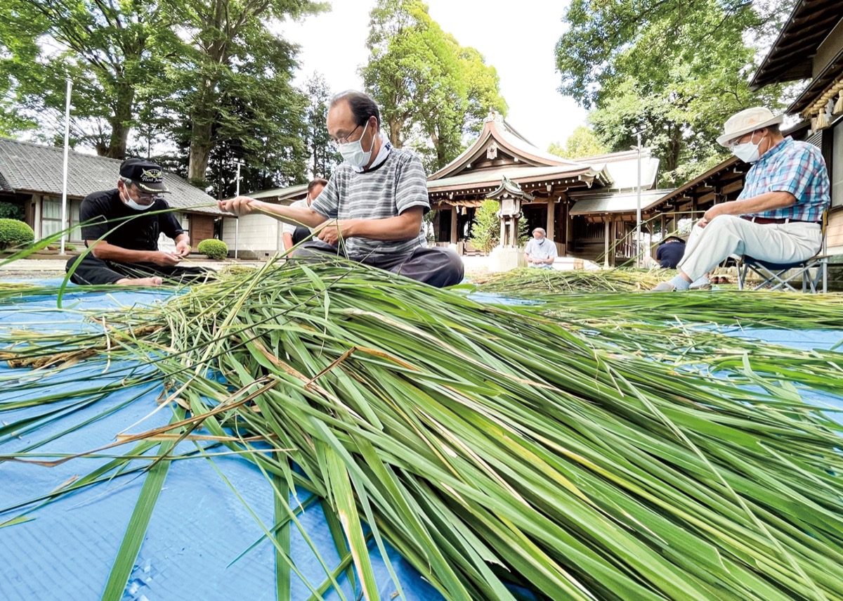 もくもくと作業をする、倉こ会と倉見神社関係者