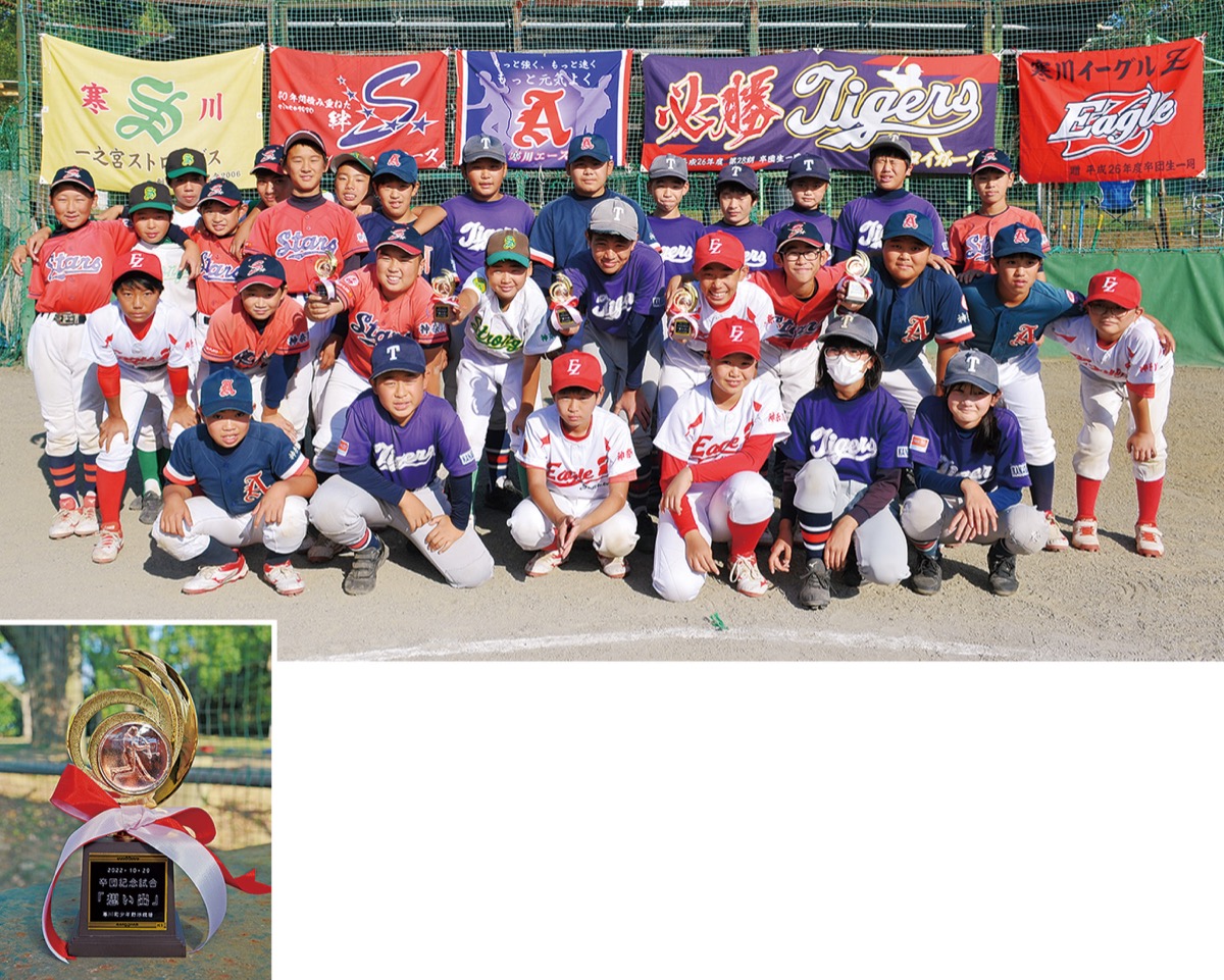 上／試合終わり全員で記念撮影、下／全員に手渡されたトロフィー