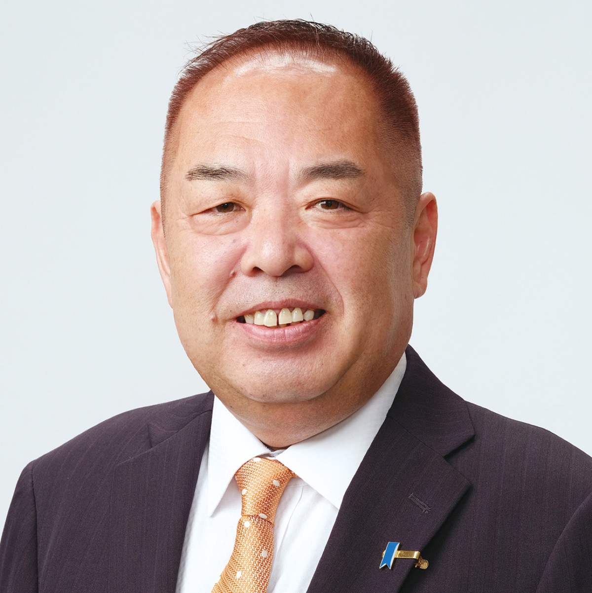 強いリーダーシップで前へ