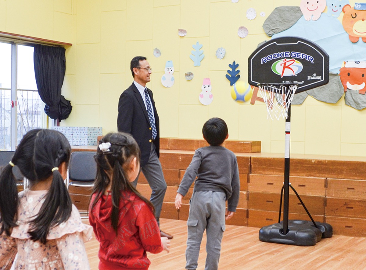 バスケゴールを寄贈