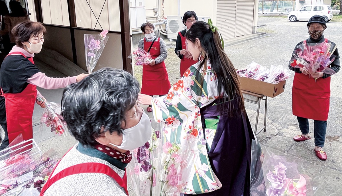 手製花束で門出祝う