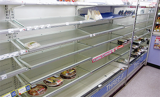コンビニでは食品関係を中心に品薄が相次いだ。スーパーにも開店前から買い物客が行列を作りガソリンスタンドも在庫切れの店舗が目立つ。