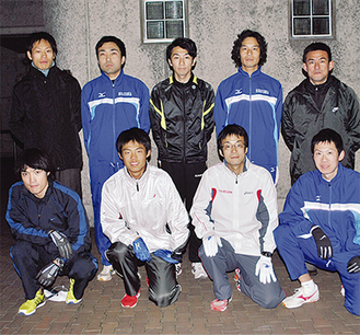 11人の現役選手が所属する平塚市役所陸上部。 写真は合同練習に集まったメンバーと監督、コーチ