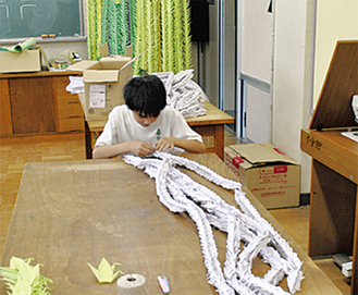 折鶴を作成する生徒