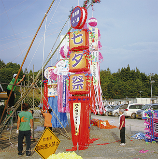 平塚と逗子葉山青年会議所が仮設住宅の並ぶ竹駒小学校のグランドに竹飾りを掲出した