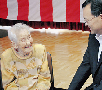 笑顔で市長と会話を交わす石黒さん（左）