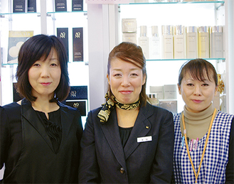 左から化粧品スタッフの吉田さん、荒田さん、尾澤さん。「皆様の『美しさ』応援します！気軽に声をかけて下さいね」