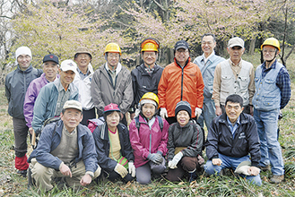 作業後、カメラに笑顔を向ける「湘南の森」のメンバー（前列中央が岩澤会長）