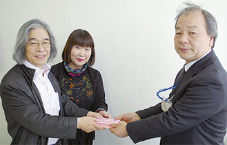 チケットを渡す天野浩二さん（左）と永村輝子さん（中央）
