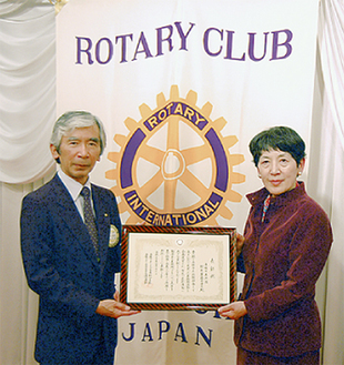 杉山会長（左）から表彰状を手渡される草薙館長