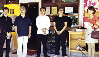 津田さん（右）と実行委員会のメンバー
