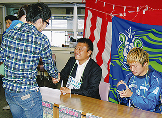 曺監督（中央）と古林選手（右）
