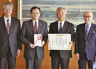市長を訪問した石崎理事長（中央右）