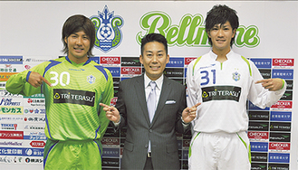 坂本社長を中央に、胸にロゴが入ったユニフォーム姿を披露する島村毅選手（左）と村岡拓哉選手（右）