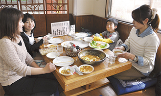 『中華百番』で食事を楽しむ参加者