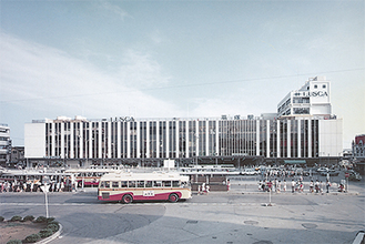 1973年開業当時の平塚ラスカと平塚駅