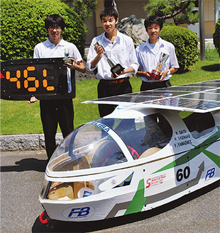 ドライバーを務めた山崎さん・佐藤さん・品野さん（左から）
