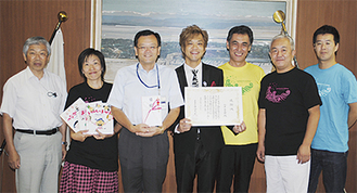 落合市長に寄贈した今井さん(左から4人目)や実行委員ら