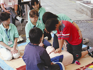 救急活動を模擬体験する児童