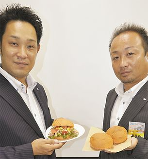 湘南バーガーをＰＲする、平塚ＪＣの新堀理事長（左）とプロジェクト委員長の上田さん