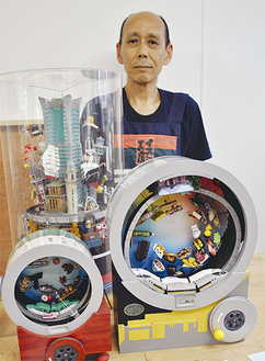 左奥が小泉さんの代表作「横浜遺産」。手前２つはレバーを回すとハムスターのようにコロコロと電車が走るアイデア作品「コロラマ」