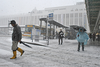 ８日午後のＪＲ平塚駅前（北口）。強風を伴った雪に駅ビルがかすむ