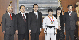 落合市長（左から３番目）を表敬訪問した石橋咲織さんと両親（右側３人）。市長の左側は平塚市空手道連盟の府川会長と熊本事務局長