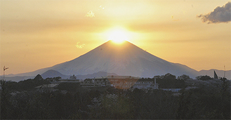山頂に沈む太陽が宝石のように輝く「ダイヤモンド富士」（４月５日撮影）