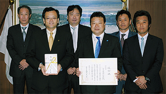 落合市長（左2番目）とクラブメンバー