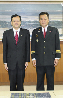 落合克宏市長から辞令を受けた二宮敏郎消防団長（右）