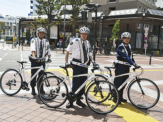 クロスバイクで巡回する「湘南平塚サイクルポリス」