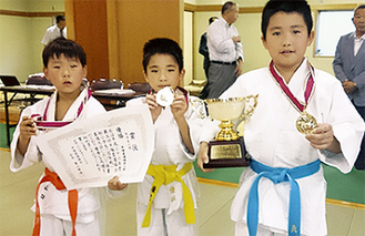 低学年の部で優勝したチーム／平塚柔道協会提供