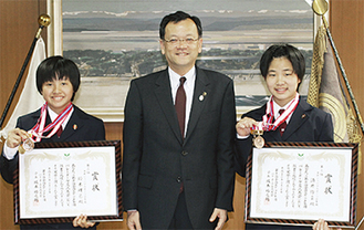（左から）鈴木さんと落合市長、酒井さん