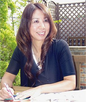 インテリアのこと、家のことが好きで始めたという、リフォームアドバイザーの向万須美さん。家では茶道を教えながら、また地域活動にも積極的に参加。「お客様の笑顔が見られるこの仕事が大好きなんです」