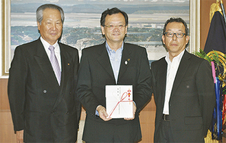 矢作総務部長（写真右）から目録を受け取った落合市長（中央）と福澤会頭