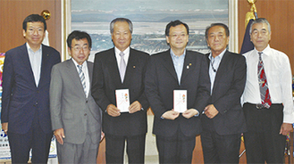 佐藤会長（右側２番目）と役員ら。中央は落合市長（同３番目）と福澤会頭