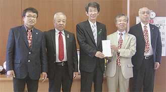 佐藤町長（中央）に支援金を渡す片山会長（右から２人目）とメンバー