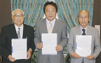 （左から）覚書を手にする宮代会長、大川取締役、櫻井会長