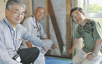 筋交いを固定した金物を指さす藤嶋さん（右）と耐震協議会のメンバー
