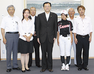 家族、コーチとともに落合市長を訪問した平野理奈さん（中央右）