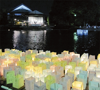 昨年は７００個の灯ろうが水面を照らした