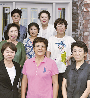 嘉山会長（前列中央）ら女性会の会員