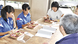 石川さん（写真右下）の試作弁当を食べる３人