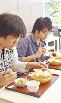 「とにかく１００円という価格がありがたい」と話し、食べる学生