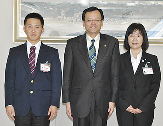 落合市長（写真中央）を表敬訪問した小川さん（左）と柏木さん