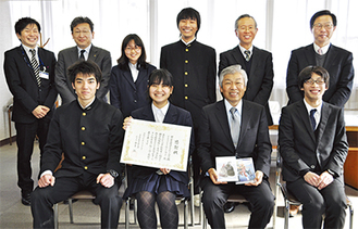 DVDが金子誠教育長（前列右から2番目）に手渡された