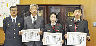 綿引署長（左）から感謝状を受け取った高崎さん、菊川さん、新倉さん