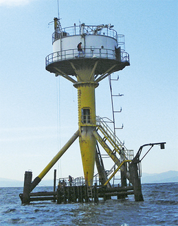 平塚沖に浮かぶように立つ総合実験タワー